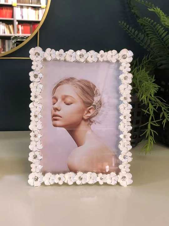 Khung Ảnh Viền Hoa Pha Lê Pastel 