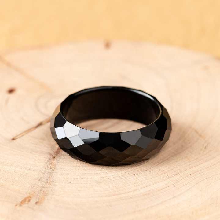 Nhẫn đá vát cạnh