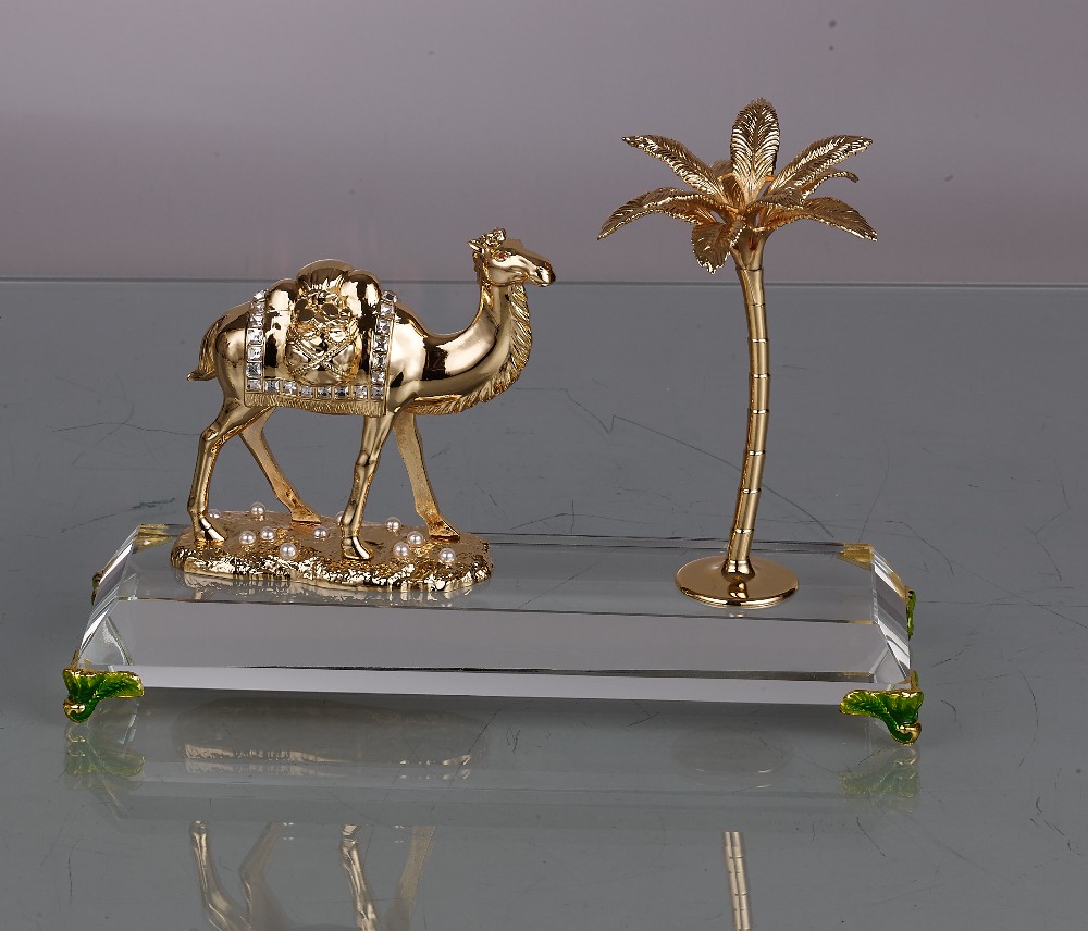 Tượng Lạc Đà và Cây Cọ Mạ Vàng